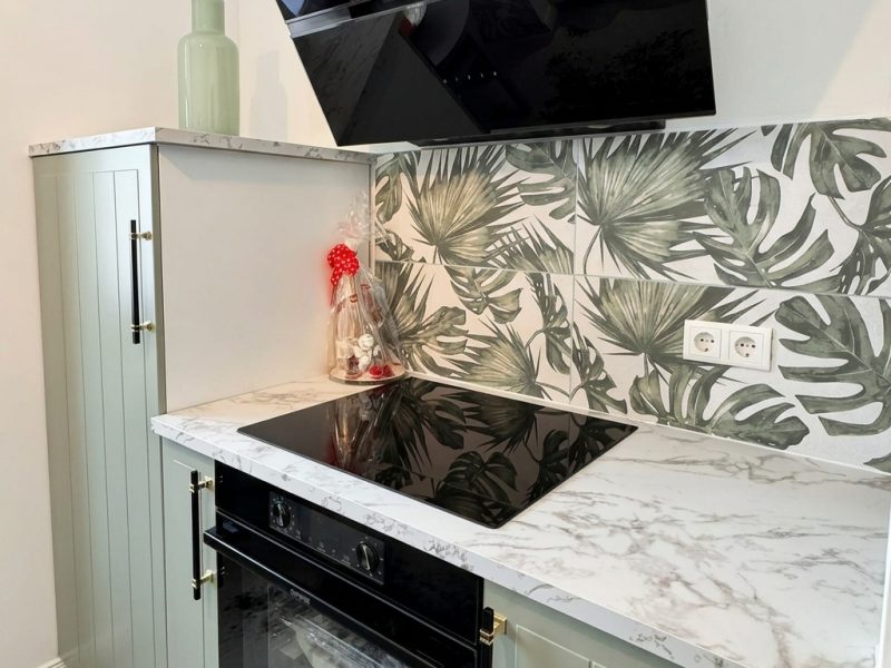 Küchenzeile mit Backofen