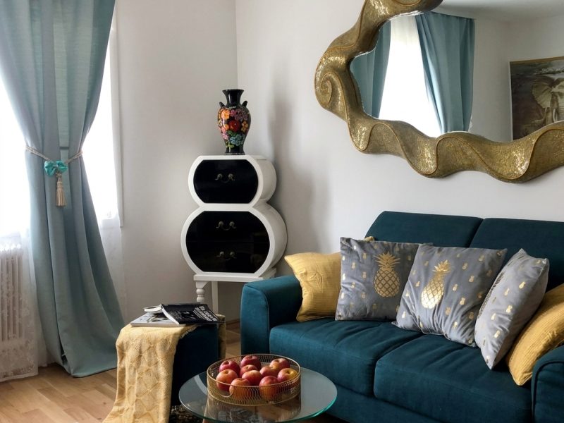 Wohnzimmer mit blauem Sofa